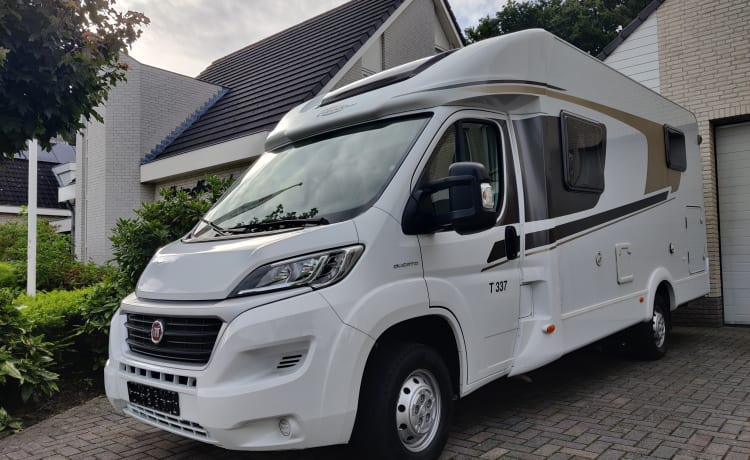 Luxe 2/3 persoons Carado T337 half integraal uit 2015 met enkele bedden