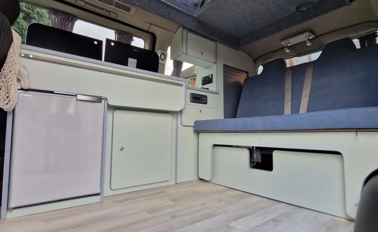 El – 2/3 slaapplaats Nissan Elgrand camper met pop-up dak