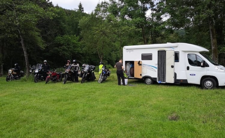 Goditi un'avventura nel nostro spazioso camper per due persone.