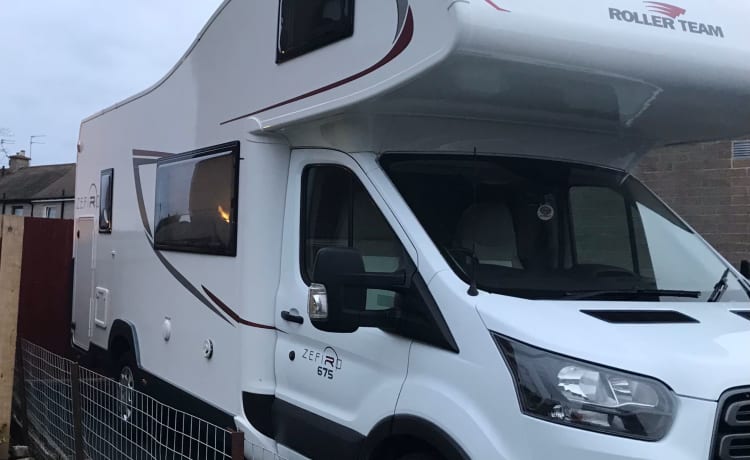 Modernes Wohnmobil mit 6 Schlafplätzen