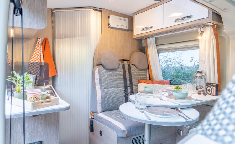 Fijnja – Luxury 4 pers. Pössl bus camper with sleeping lifting roof from 2019