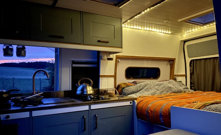 Ozzy – Elegante camper MWB a 3 posti letto recentemente montato 2016 Peugeot Boxer