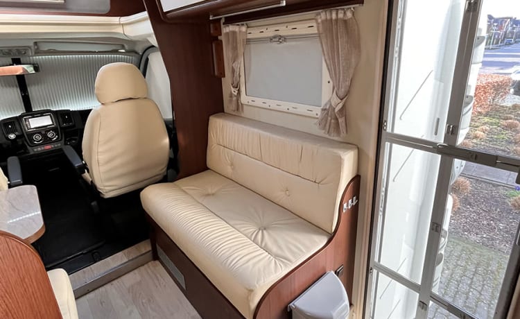 4p Luxe & ruime halfintegraal camper uit 2014