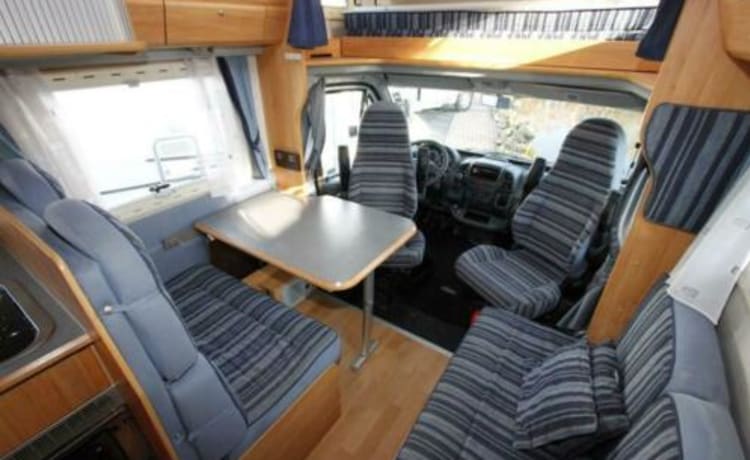 Bob – Spacious, cozy camper with air conditioning + navigation for family