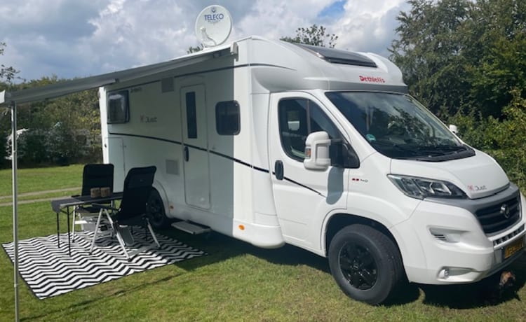 Hartelijk welkom in onze zeer compleet uitgeruste camper uit 2021.