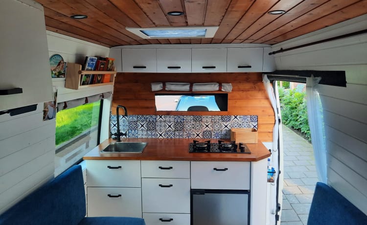 Cozy and neat VW camper bus 2.5TDI