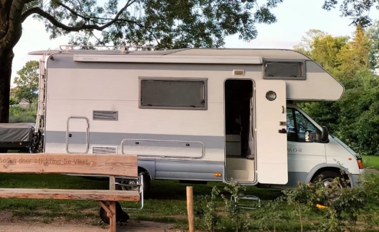 Atmospheric 5-person camper including bedding