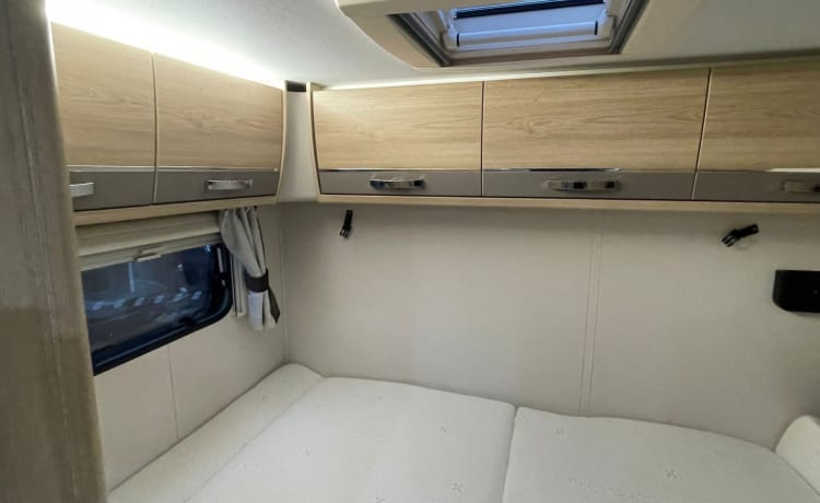 Amy – Immaculate Coach ha costruito 2 posti letto, tendalino a basso chilometraggio nel 2019, portabiciclette e GPL