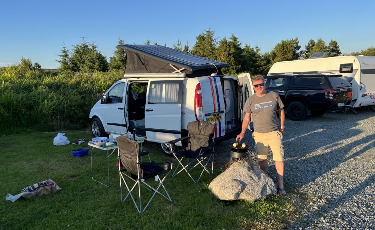 Daphne the Festival Campervan  – Mercedes-Benz camper met 4 slaapplaatsen, ideaal voor festivals en off-grid