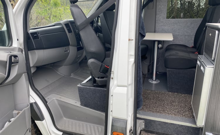 Mr Adventure  – Mercedes-Benz Adventure Van mit 2 Schlafplätzen