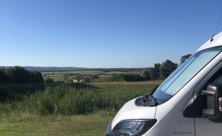 Vrijheid op wielen – Fully equipped camper with solar panel