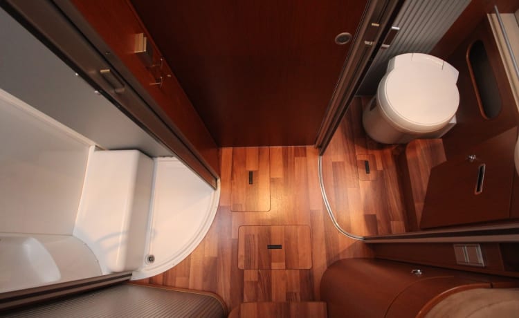 Hairpin crawler – Luxurious spacious family camper with plenty of storage space