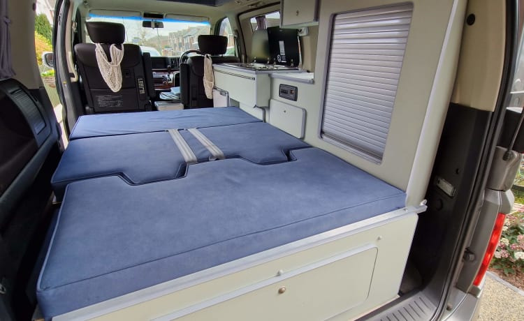 El – 2/3 berth Nissan Elgrand campervan with pop up roof