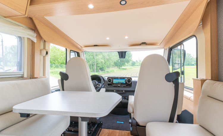 Ga op avontuur met deze luxueuze Mercedes-Benz mobilhome uit 2022!