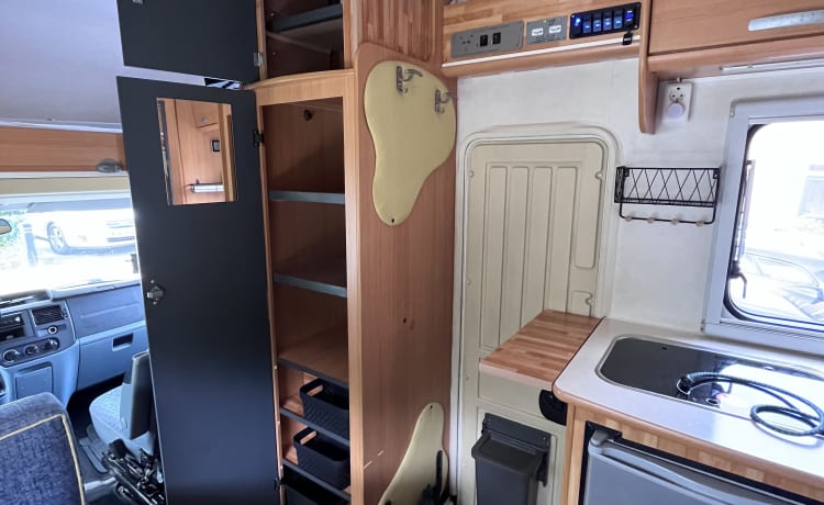 Luxurious neat family camper, 6 seats + belt, fully furnished