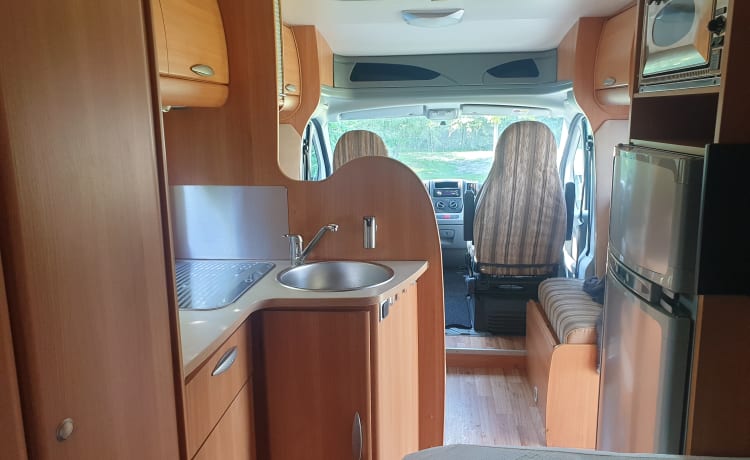 huisdier mag mee  – hond mag mee 2p Chausson semi-integrated uit 2006