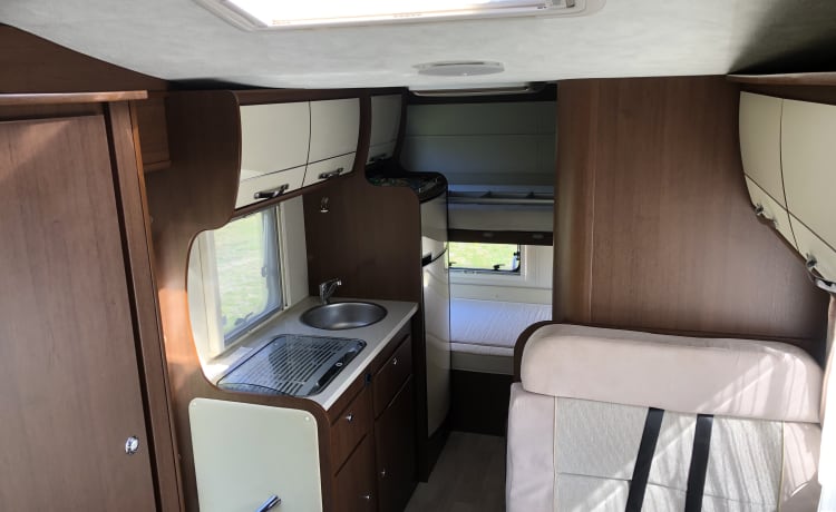 Luxueux camping-car familial spacieux pour 6 personnes avec air climatisé (2x), garage et inventaire.