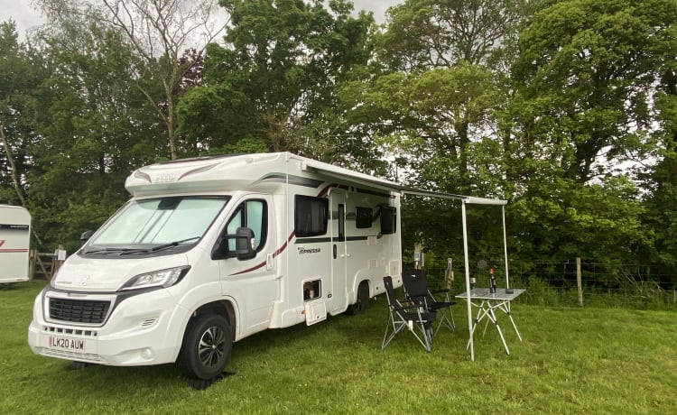 Luxury for two, comfort for 4, cosy for 6;  a lovely nearly new  Motorhome,