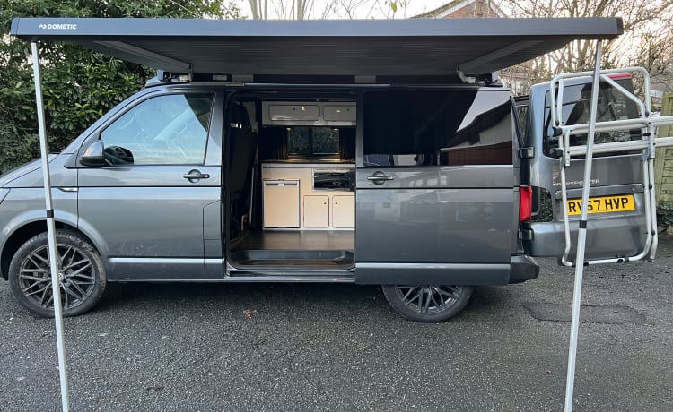 RV6 – Luxuriöses, stilvolles, komfortables, automatisches DSG VW T6 Highline Reisemobil.