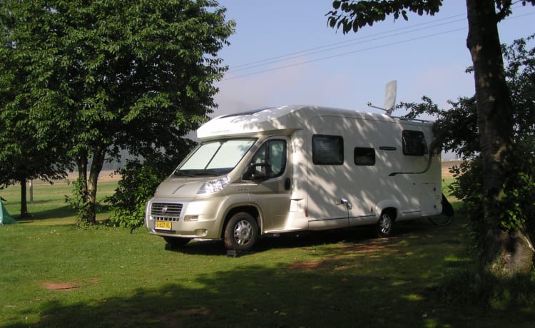 Fleurette Florium – Ruime 4p Fleurette  Half-Integraal uit 2013 op basis van een Fiat Ducato.