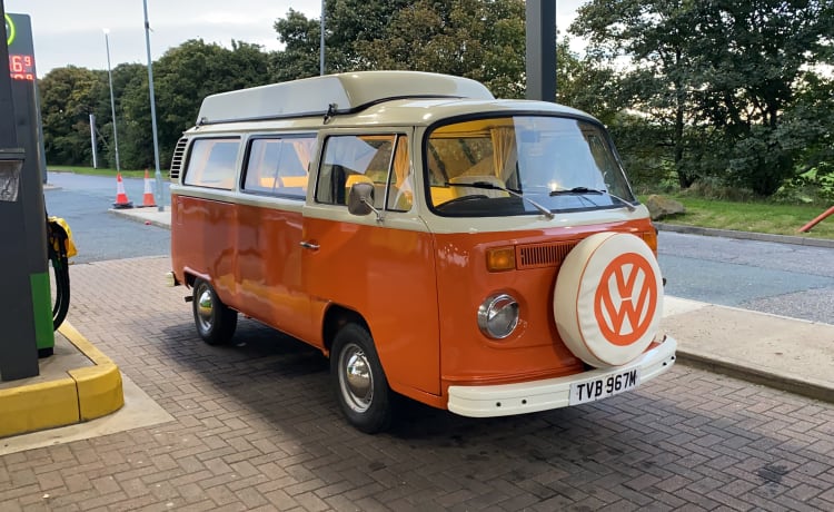 Janis  – Volkswagen 1973 T2 Bay Campervan