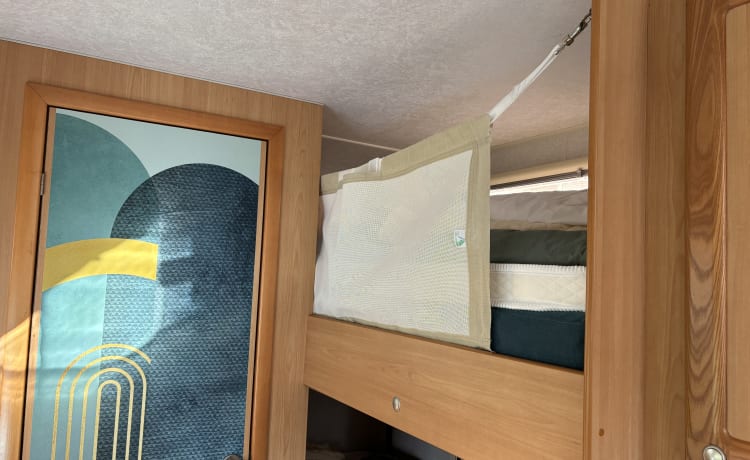 4 persoons Sun Living alkoofcamper uit 2004