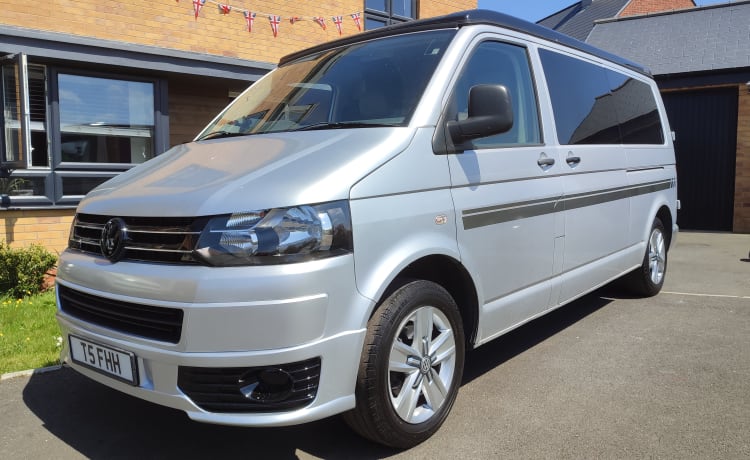 Misty  – *ONLANGS VERBETERD* Volledig verwarmde VW T5 4-persoons camper met airconditioning