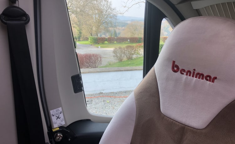 Beni – Conduisez et profitez dans notre camping-car confortable et compact.