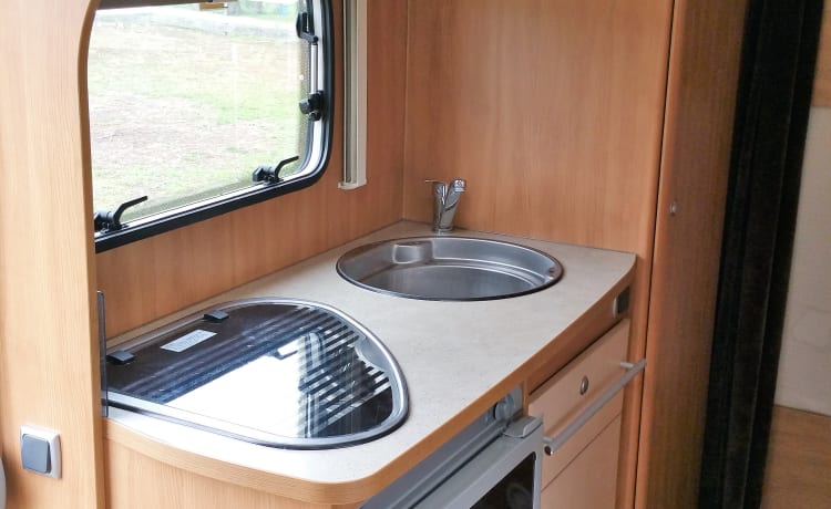 Nice, complete family camper with large seating area