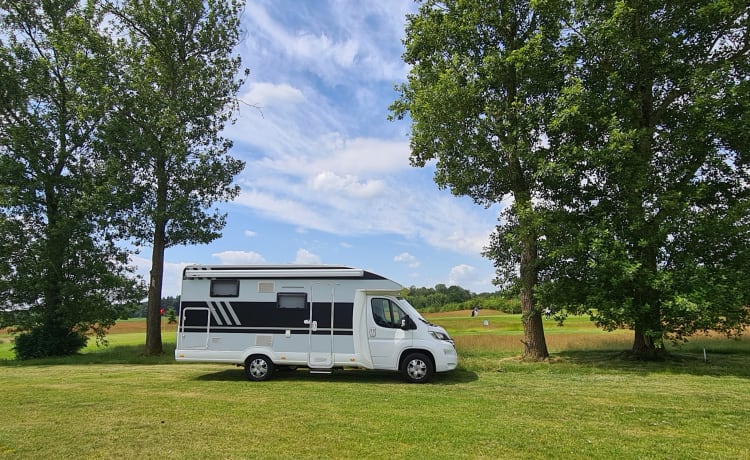 Dolly – Camping-car de luxe avec beaucoup d'espace de rangement.