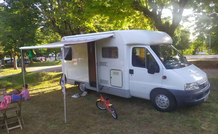 Compact 4-person Elnagh P200