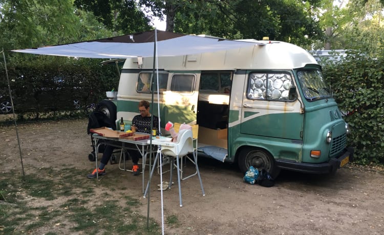 Madame Estafette – Enjoy the slow life with our old-timer Madame Estafette