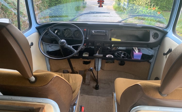 Betsy –  Classic VW Bay campervan Betsy 