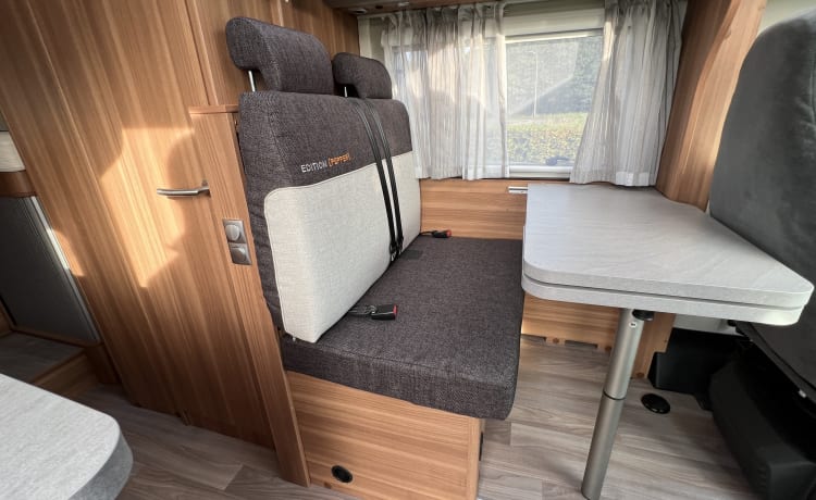 Blue Pepper – Nice compact camper (2020) for 2 people