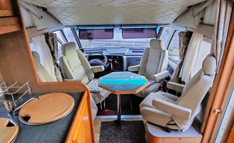 Camping-car intégral compact avec 4 couchettes - disponible de 3 à 8 personnes