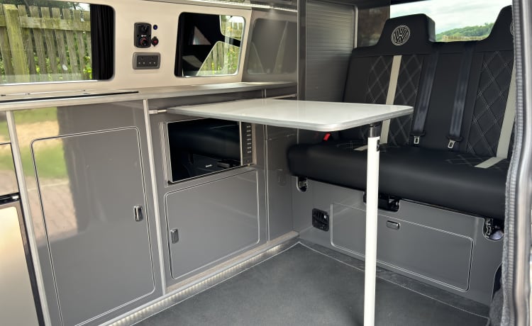 Caora  – 4-persoons Volkswagen High Spec campervan uit 2020