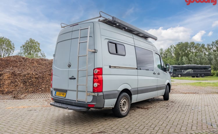 Keesie – Volkswagen Crafter Off-Grid Buscamper met Dakterras