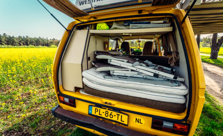 Simba – la fourgonnette Volkswagen rétro jaune avec toit relevable 