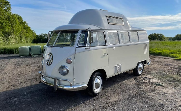 Snowy – 2 berth Volkswagen campervan from 1957