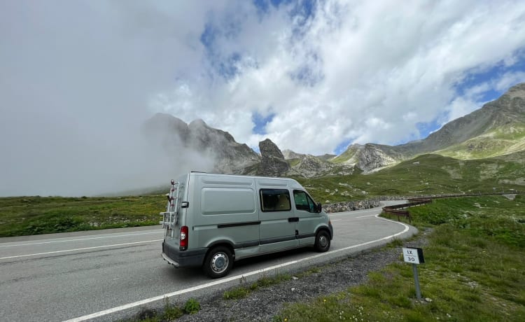 Fred – Cozy Bus Camper Automatic - Takes you everywhere, and back!