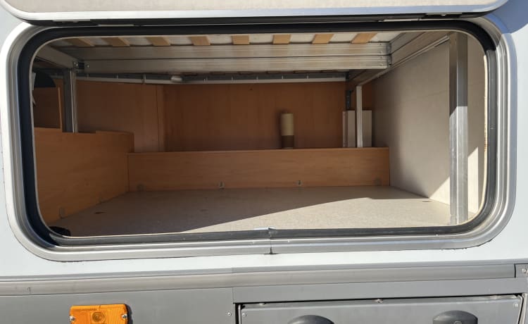 Hymer B575, AUTOMATIC, Air conditioning, Fixed bed and Lift-down bed 5 pers. sleeping/seating