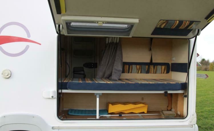 Geräumig eingerichteter Familiencamper mit Etagenbetten und Klimaanlage