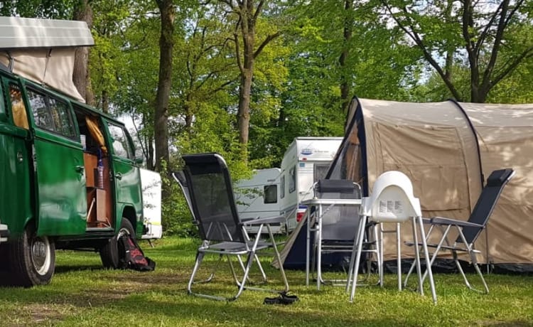 Charmant camping-car Volkswagen T2 de 1974