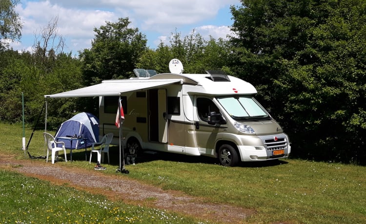 Neat, complete and comfortable family camper