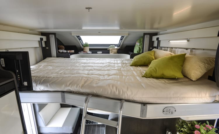 Barney – Luxury 4 Berth Rollerteam Zefiro 696 AUTOMATIC, Island Bed - Fully Insured