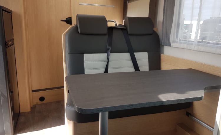 T690 – Nuovo camper semi-integrato Sunlight T690c 4 pers. Mj24