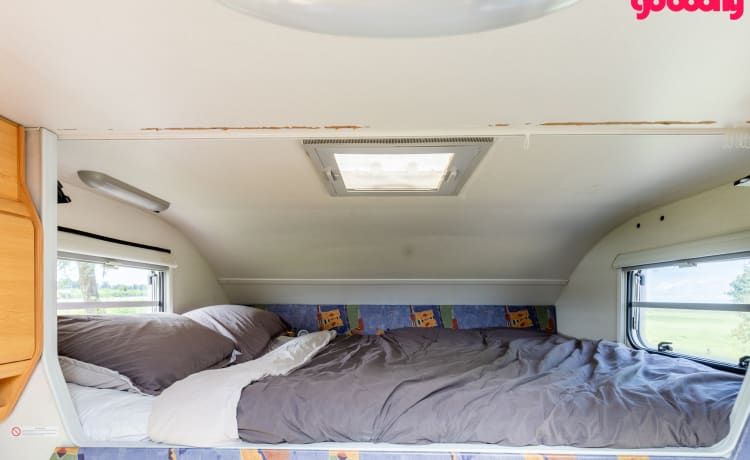 Knaussie – Wonderful compact alcove camper with 4 sleeping places