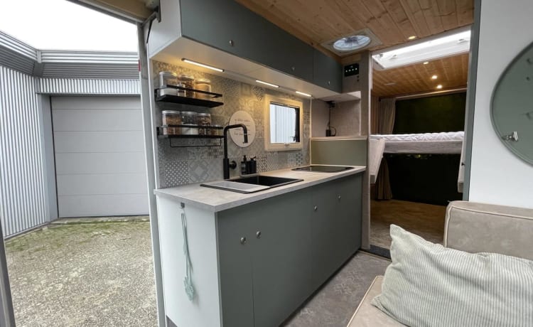 knusse Camper bakwagen met terras