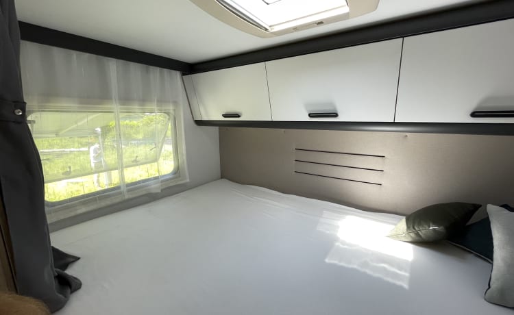 Queen A - Luxe alkoofcamper voor zes