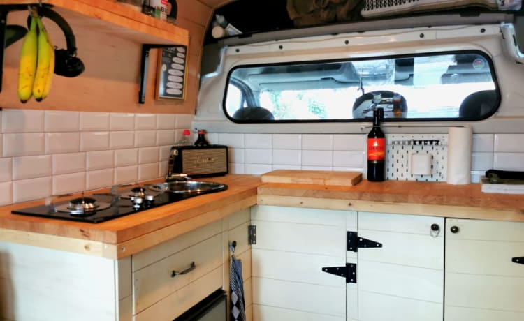 Dobby – 2p Prachtige Bohemian Sfeervolle Renault Camper uit 2007